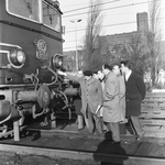 846729 Afbeelding van cursisten van de bedrijfsschool van N.S. tijdens een excursie op het emplacement te Utrecht, bij ...